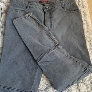Gray Women's Jeans

B2 0226